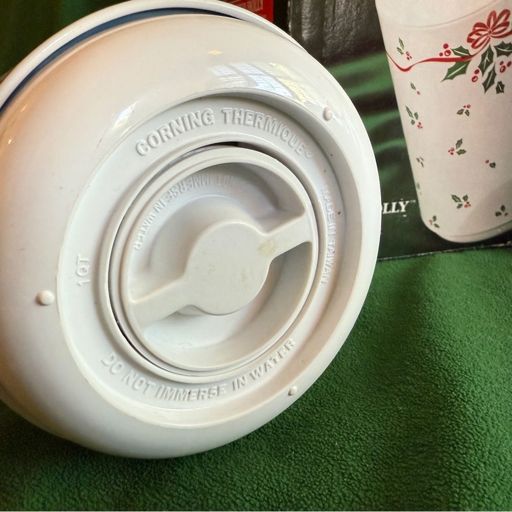 Festive Corelle Compatibles Winter Holly Thermal Server - Picture 9 of 12